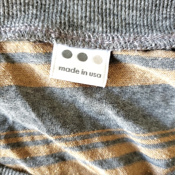 Loose fit tshirt with botton in back to form fitted - Picture 3 of 3